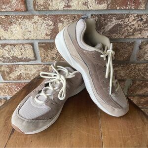 Easy Spirit Women’s Size 8M Walking Running Shoes Beautiful Pre-Loved Condition!